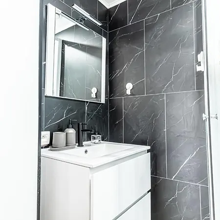 Spacious Shared 5br In The Heart Of *