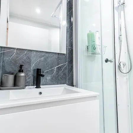 Spacious Shared 5br In The Heart Of *