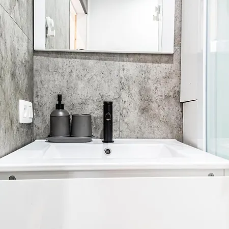 Apartment Spacious Shared 5br In The Heart Of *