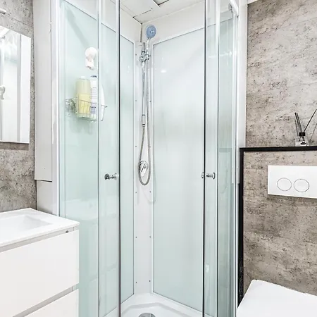 Spacious Shared 5br In The Heart Of *