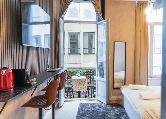 Spacious Shared 5br In The Heart Of *