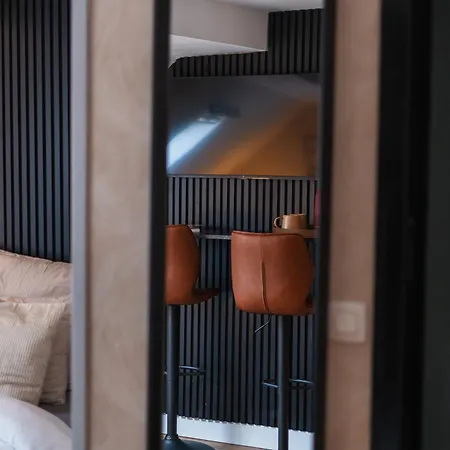 Spacious 6 With Shared Kitchen In The Heart Of דירה *